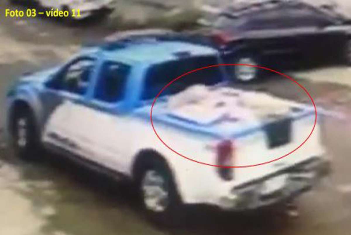 Viaturas foram flagradas por câmeras de segurança transportando a carga - Reprodução de vídeo
