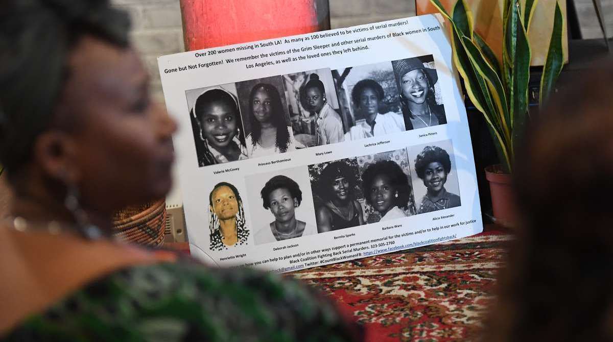  Pessoas observam fotos de vítimas do serial killers Lonnie Franklin conhecido como o 