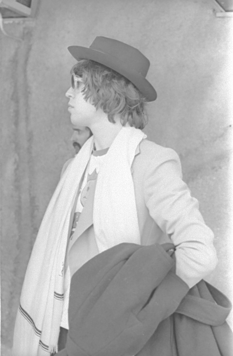 Mick Jagger desembarcou no Aeroporto do Galeão, dias antes do Natal de 1975. Veio descansar no Rio  antes da nova turnê européia. Ficou hospedado na casa da atriz Florinda Bulcão, na Barra da Tijuca. Jagger voltou para Londres em 10 de janeiro de 1976, prometendo um show dos Rolling Stones para aquele ano no Brasil, mas a banda só  se apresentaria aqui em  1995. - Ag. O Dia