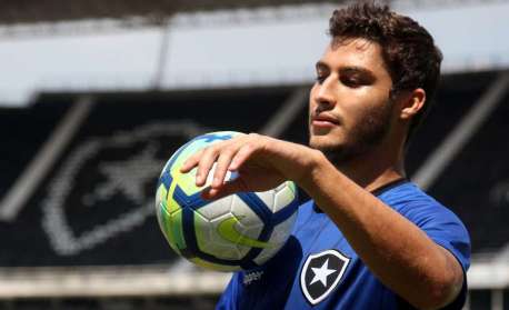 Justiça nega pedido para jogar na Europa de ex-lateral do Botafogo que atropelou e matou casal