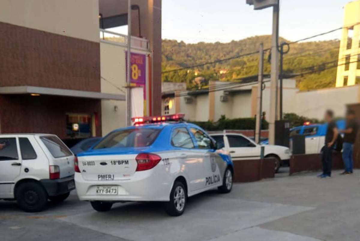 A lanchonete fica a poucos metros do batalhão da região