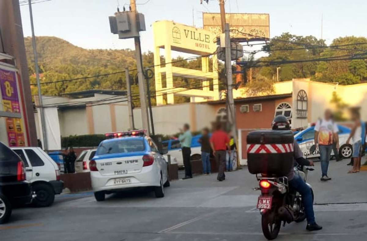 A lanchonete fica a poucos metros do batalhão da região