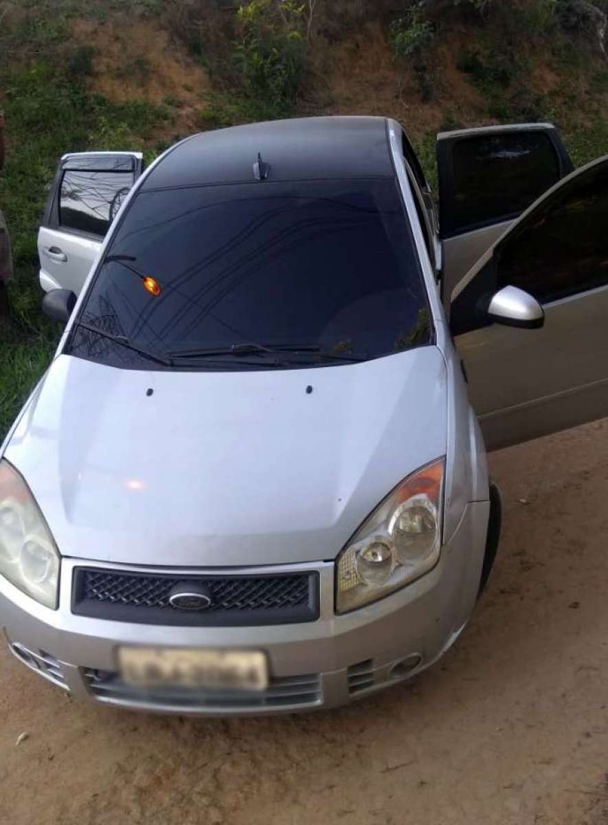 As vítimas estavam no banco traseiro do carro - Reprodução / Internet