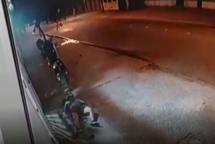 Vídeo mostra policial, com a arma, e vítima caída, após ser baleada