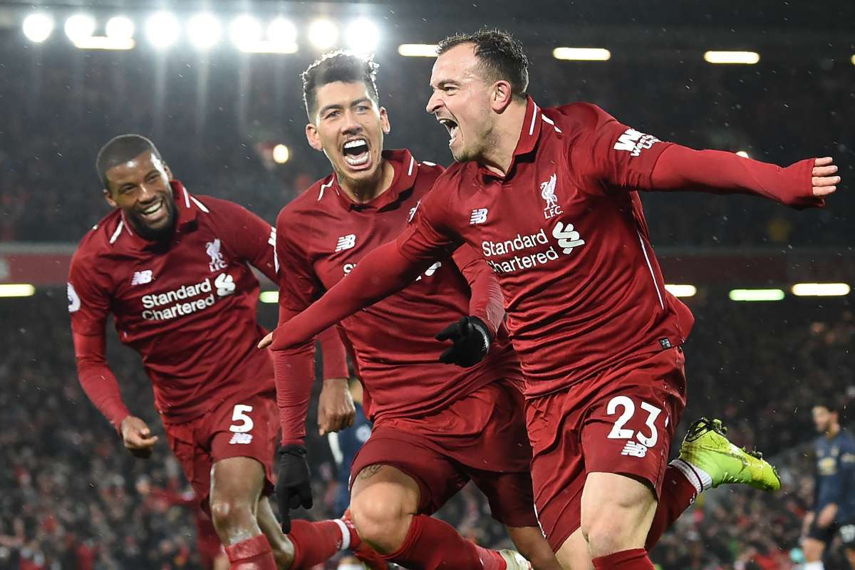 Shaqiri festeja com Firmino um dos gols do Liverpool contra o Manchester United - AFP