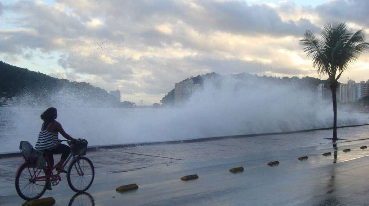 A Praia dos Milionários, em Sao Vicente, litoral de Sao Paulo - Auni Malat / AE
