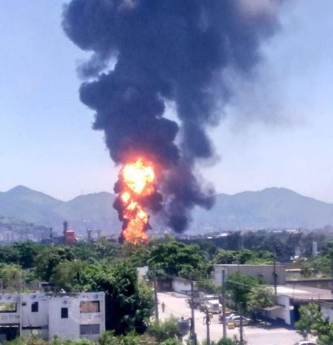 Incêndio atinge refinaria em Manguinhos