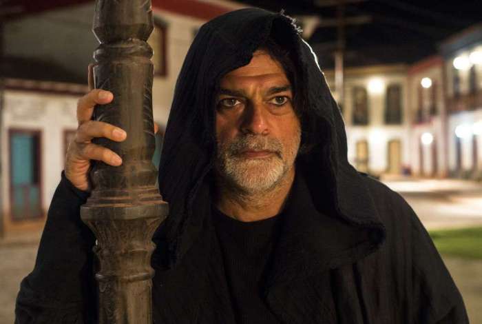 O ator Eduardo Moscovis vive a forma humana do gato León, que aparece hoje na novela das nove e dá uma surra em Sampaio - Estevam Avellar / TV Globo