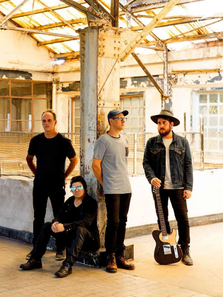 Barão Vermelho em nova formação com Suricato (último da esquerda para a direita na foto) e a capa do single - divulgação