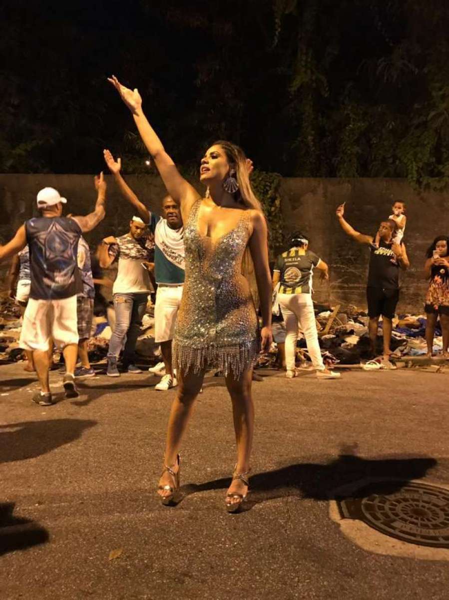 Lexa durante o ensaio aberto da Acadêmicos de Padre Miguel