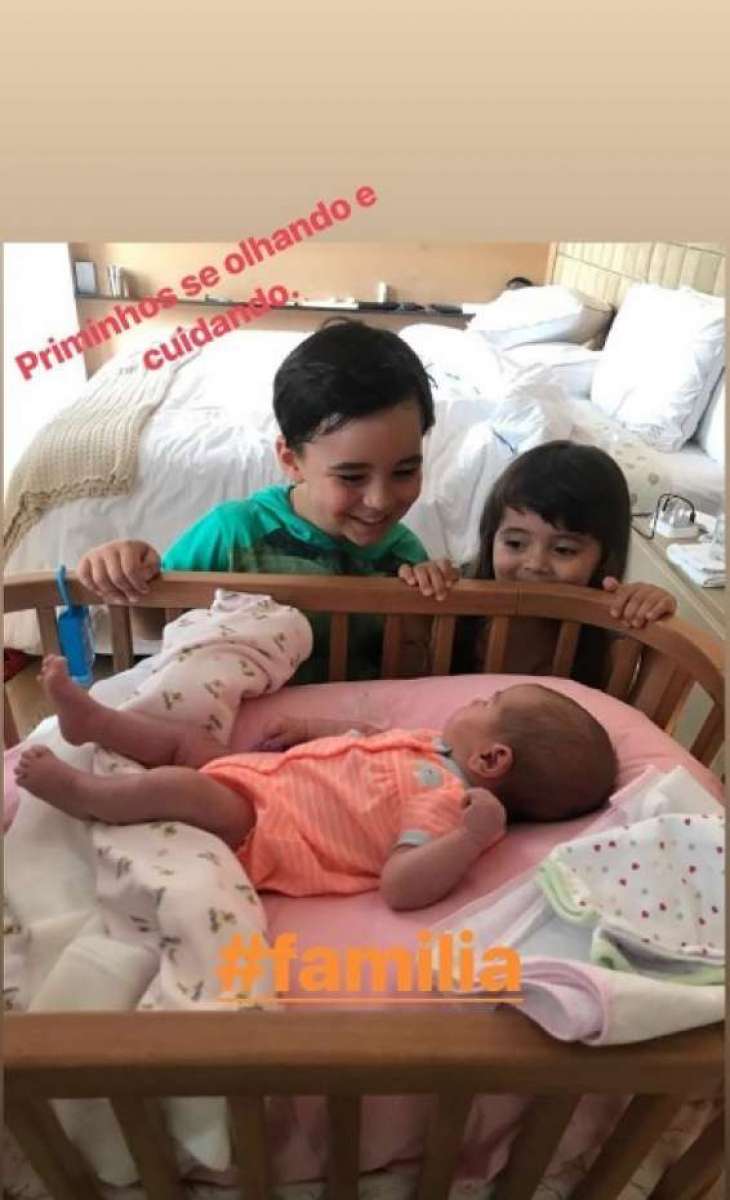 Sabrina Sato amamentou a filha na noite deste domingo