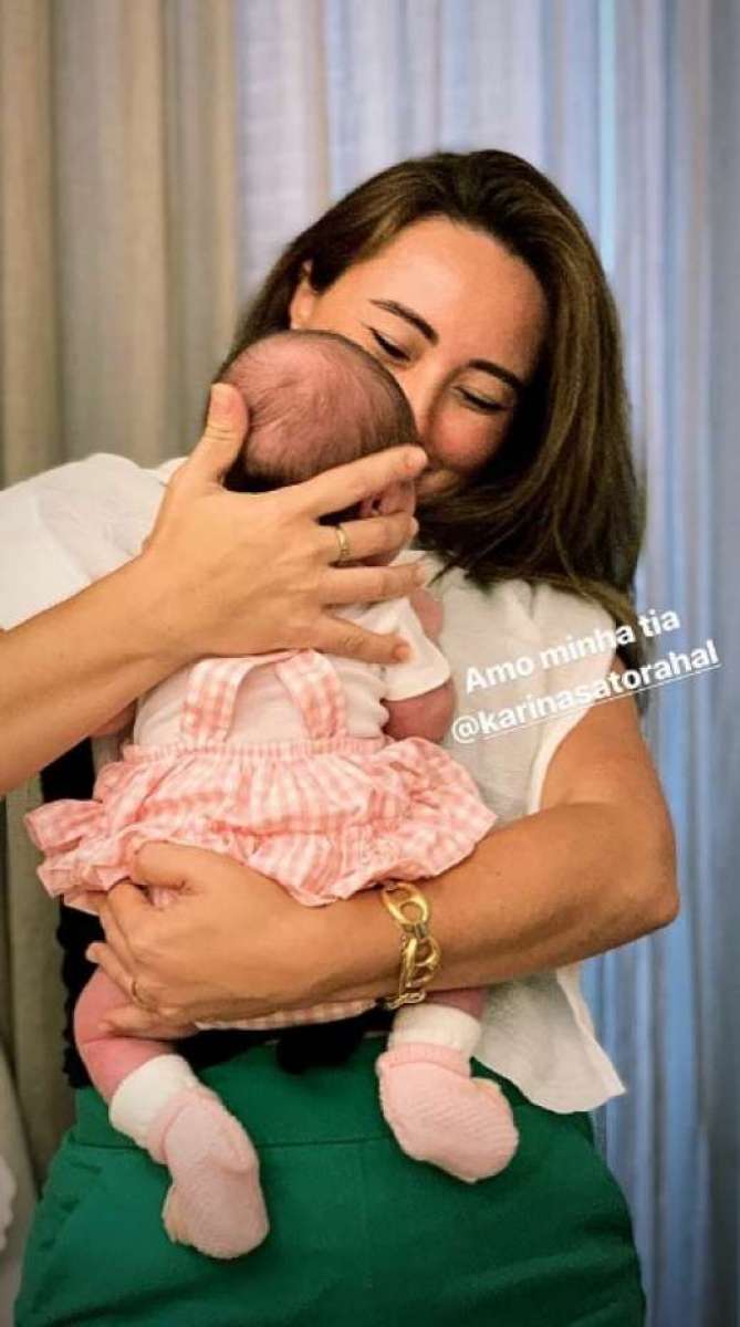 Sabrina Sato amamentou a filha na noite deste domingo