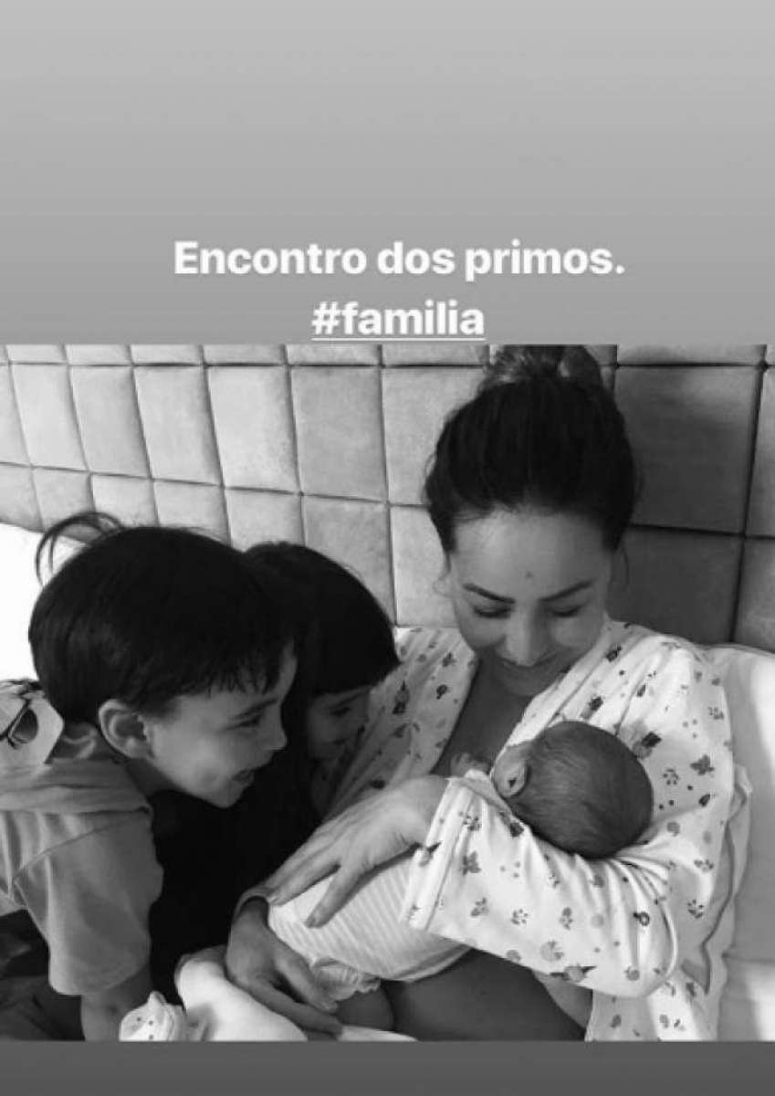 Sabrina Sato amamentou a filha na noite deste domingo