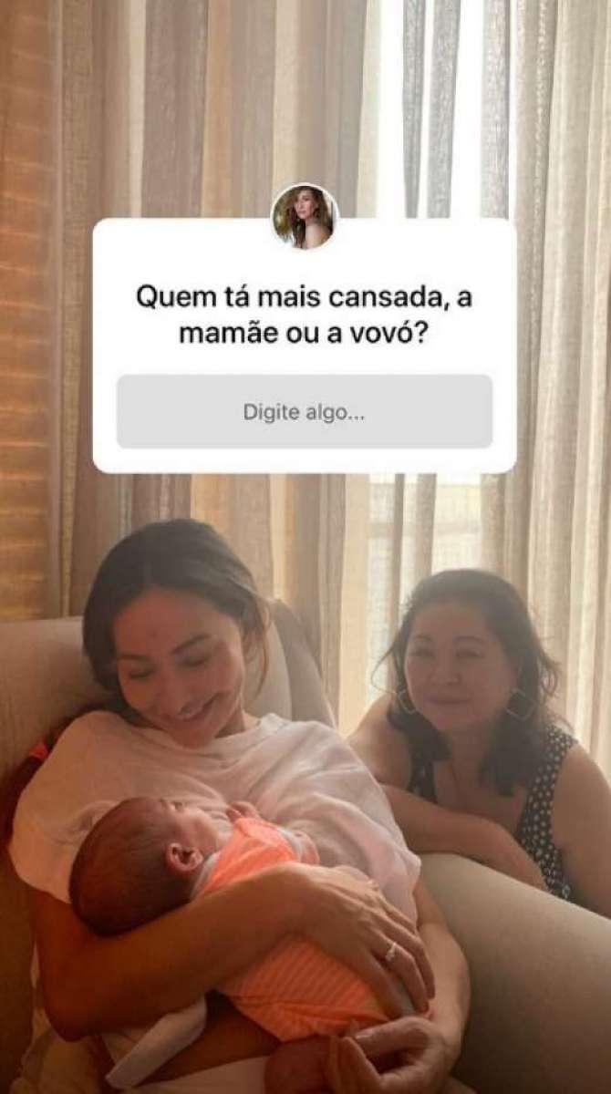 Sabrina Sato amamentou a filha na noite deste domingo