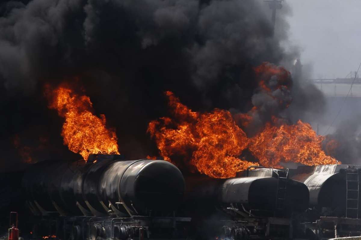 A fumaça negra que subiu do pátio da Refinaria de Mnaguinhos pôde ser vista até da Zona Oeste - Tomaz Silva/Agência Brasil