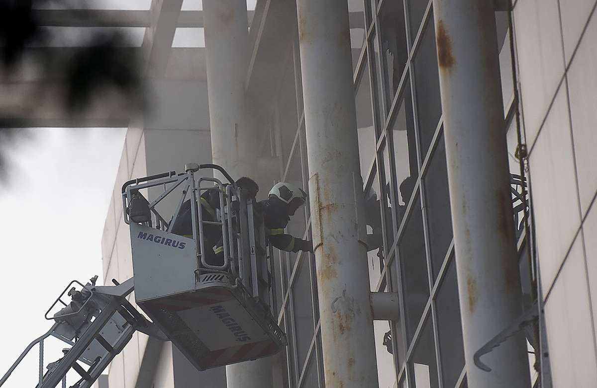 Bombeiros trabalham no resgate de pacientes de hospital atingido por chamas, na Índia - AFP