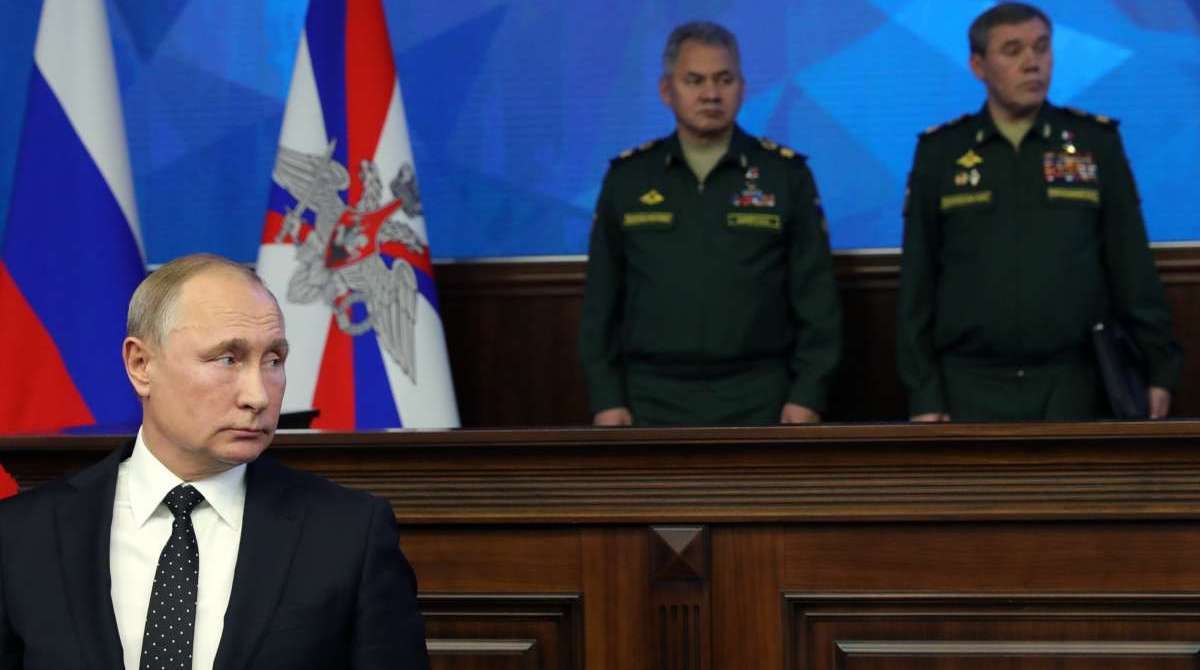 Em discurso diante das Forças Armadas russas no Ministério da Defesa, Putin disse que pretende desenvolver mísseis balísticos de alcance intermediário, algo que o tratado proíbe - Mikhail KLIMENTYEV / SPUTNIK / AFP