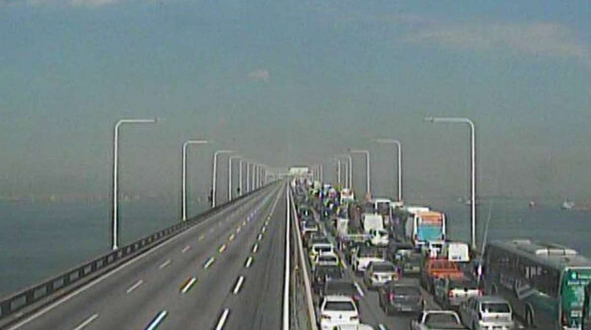 Trecho ficou fechado por alguns minutos, mas causou grande congestionamento - Reprodução de vídeo