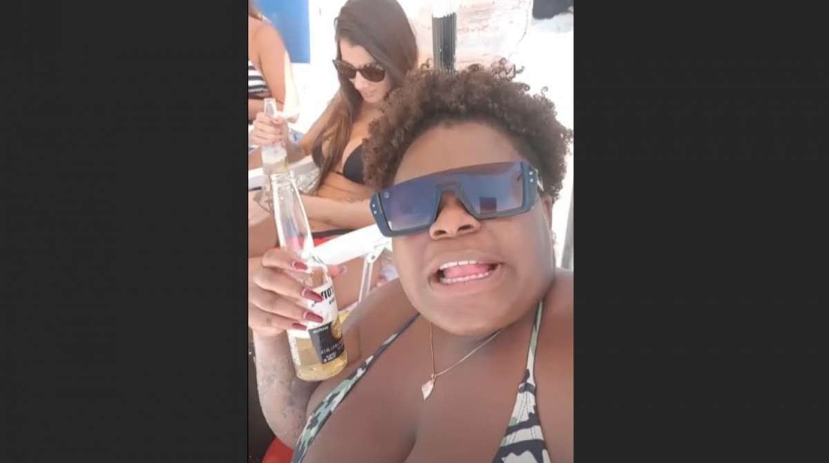 Jojo Todynho aproveitou sol forte para curtir praia