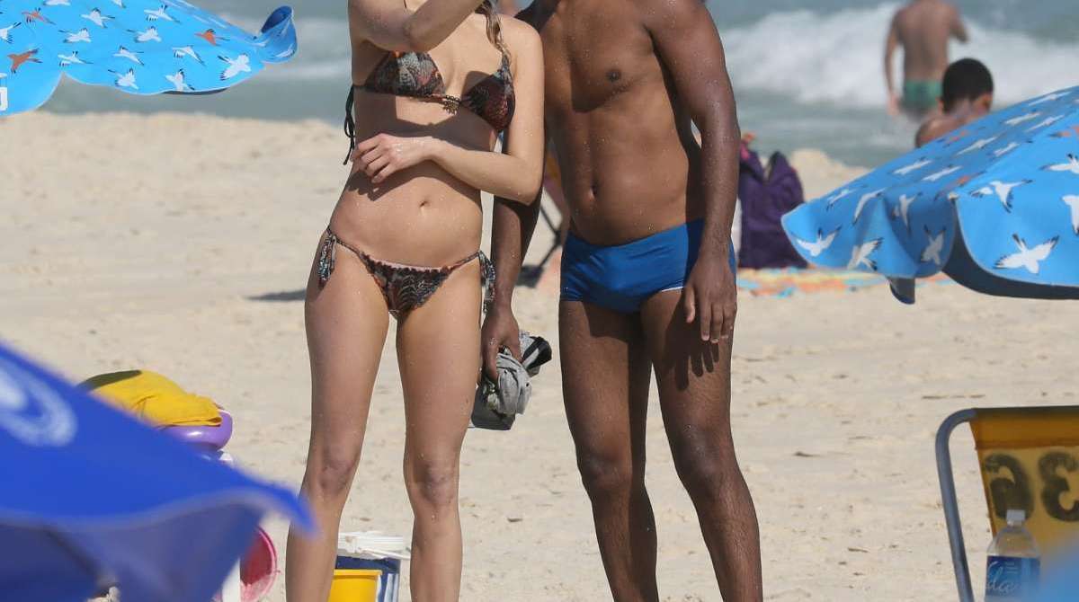 Sasha Meneghel com as amigas na praia da Barra da Tijuca, Rio de Janeiro