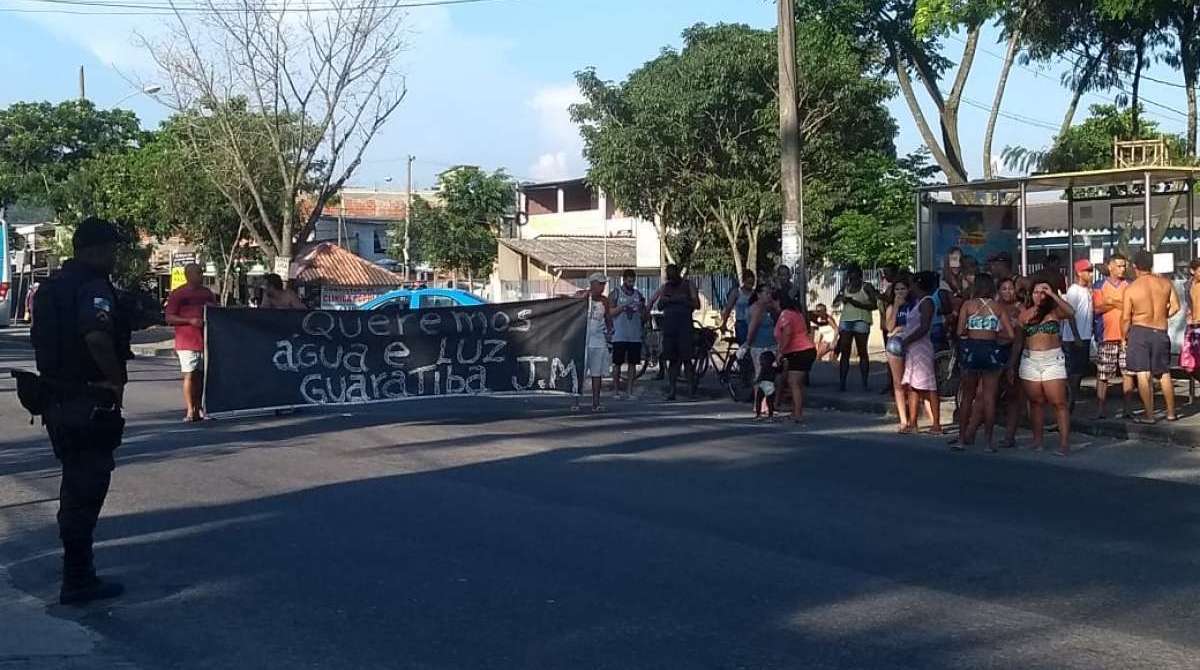 Moradores de Campo Grande protestam contra falta d'água - Whatsapp O DIA (98762-8248)