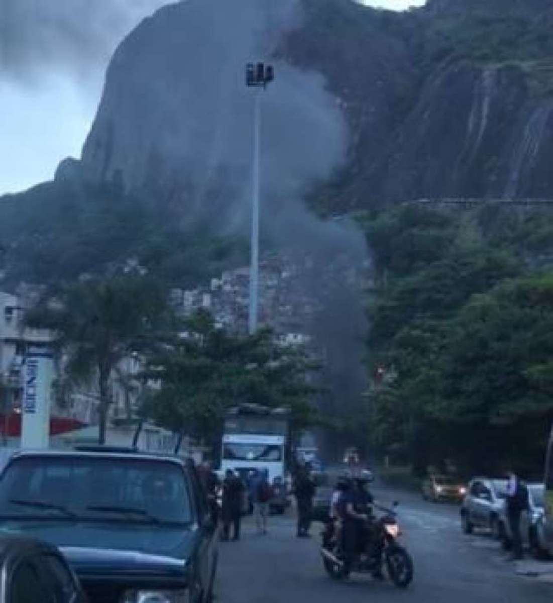 Fumaça de incêndio em carro visto da Autoestrada Lagoa-Barra, na Rocinha
