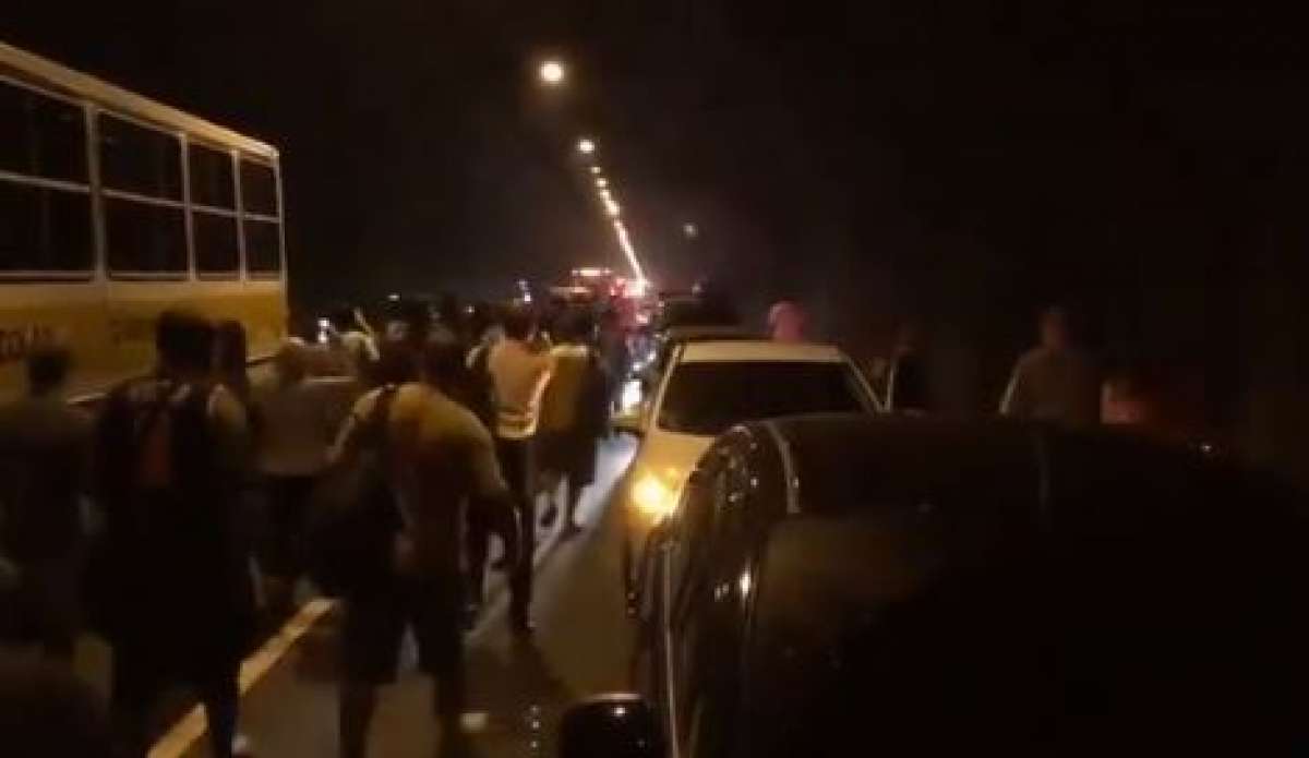 Incêndio de carro causou interdição no Túnel Acústico. Muita gente desceu das conduções e seguiu a pé - Reprodução vídeo / Redes Sociais