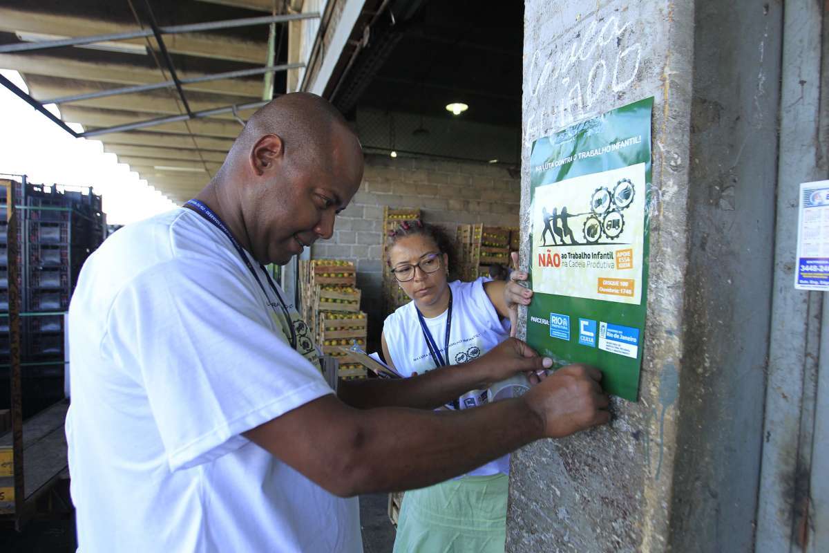 Campanha contra a explora&ccedil;&atilde;o sexual e do  trabalho infantil &eacute; realizada na Ceasa, em Iraj&aacute; - Estefan Radovicz/Ag&ecirc;ncia O Dia