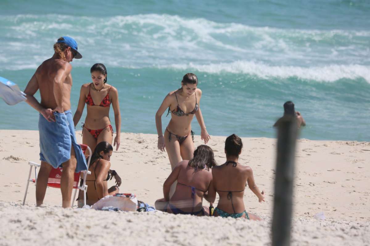 Sasha Meneghel com as amigas na praia da Barra da Tijuca, Rio de Janeiro