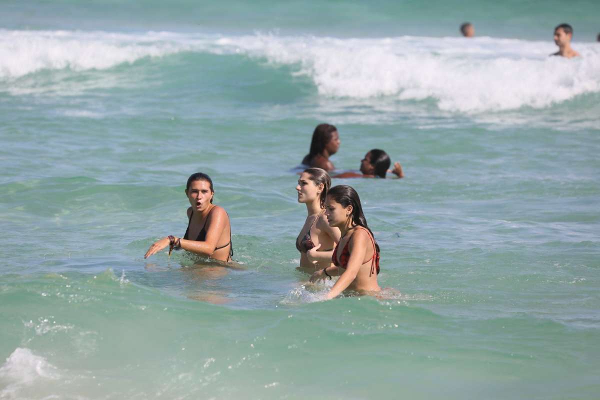 Sasha Meneghel com as amigas na praia da Barra da Tijuca, Rio de Janeiro