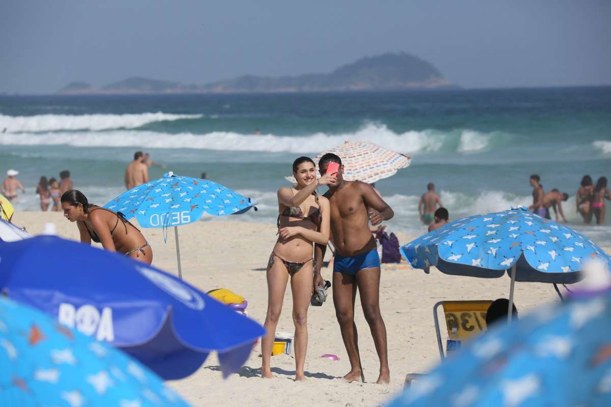 Sasha Meneghel com as amigas na praia da Barra da Tijuca, Rio de Janeiro