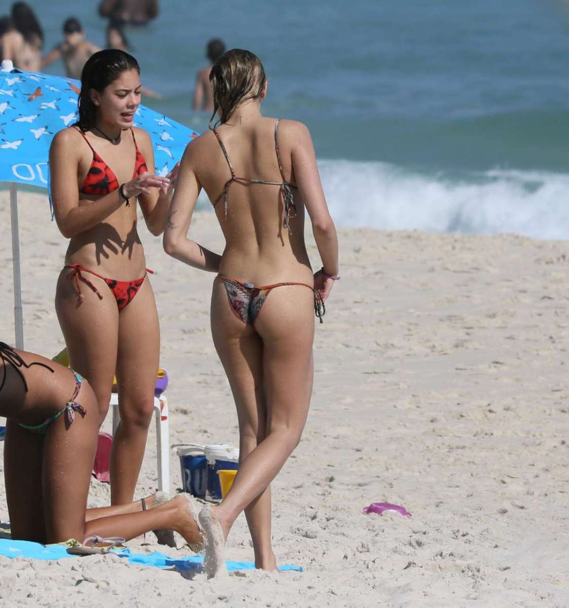 Sasha Meneghel com as amigas na praia da Barra da Tijuca, Rio de Janeiro