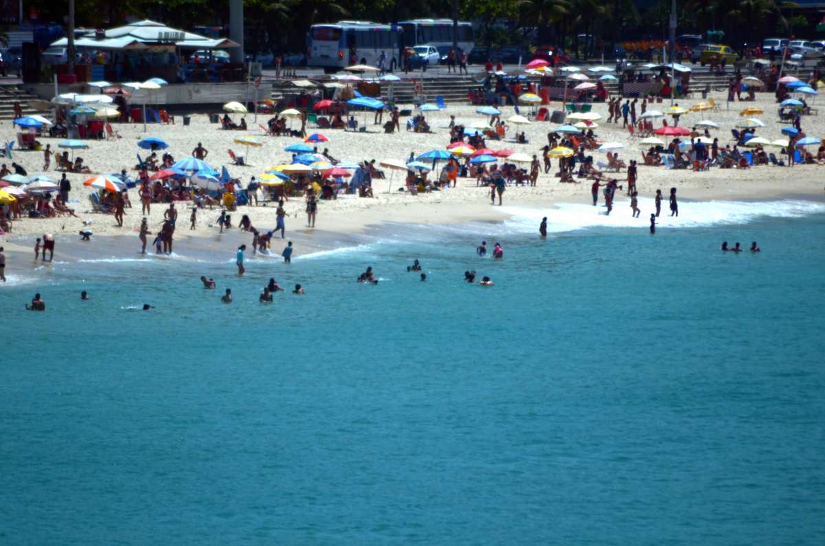 2-19-8--20 - AG&Ecirc;NCIA DE NOT&Iacute;CIAS/PARCEIRO - Movimenta&ccedil;&atilde;o de pessoas na praia do Leblon, Zona Sul do Rio. Foto: Vanessa Ataliba/Parceiro/Ag&ecirc;ncia O Dia - Vanessa Ataliba/Parceiro/Ag&ecirc;ncia O Dia