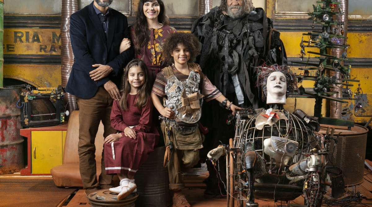 Acima, o elenco especial que propõe reflexão sobre o Natal; à esq., Bruno Cabrerizo, Tainá Müller e Melissa Nóbrega - fotos Globo/Sergio Zalis