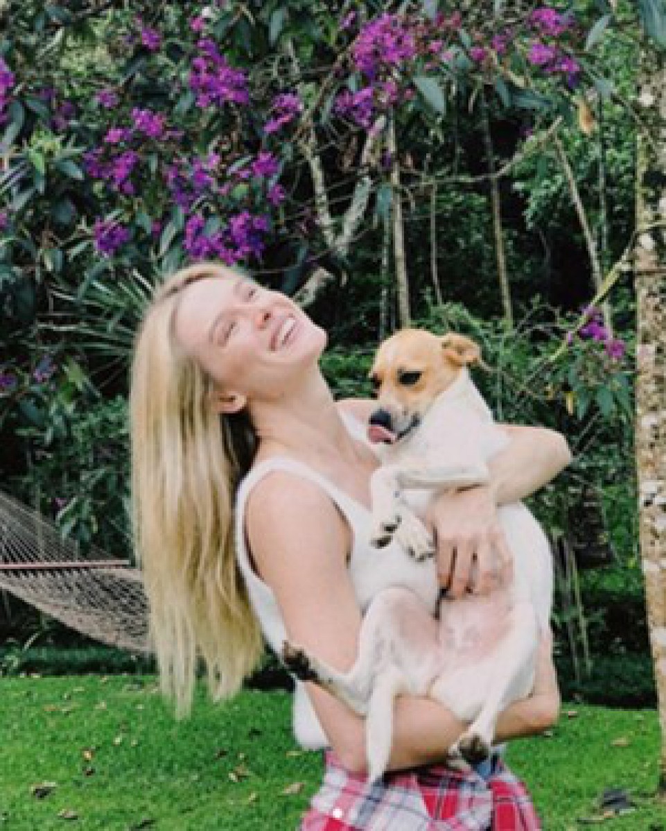 Fiorella Mattheis posa com o cachorro - Divulgação 