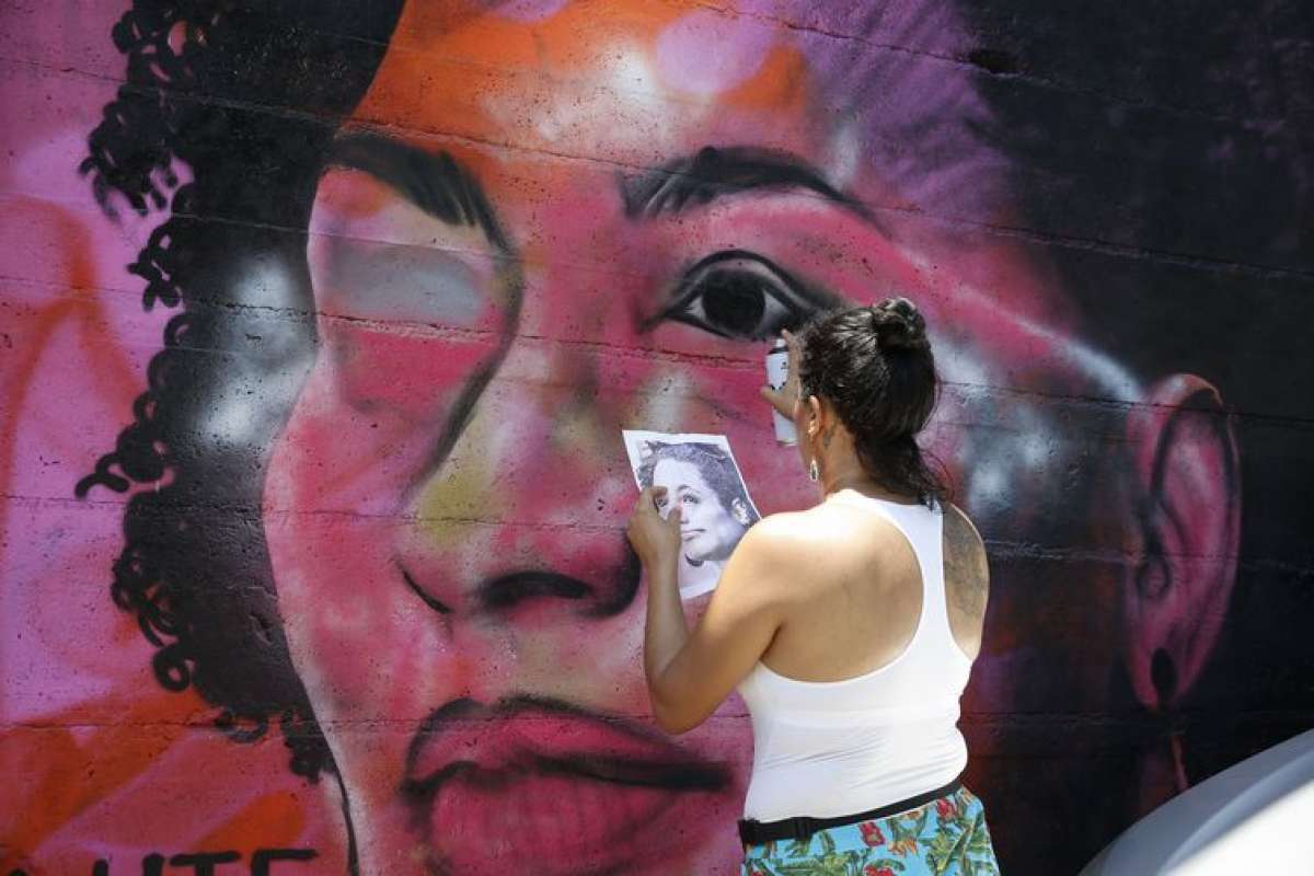 Grafite em homenagem à Mariele é refeito pela grafiteira Panmela Castro - Agência Brasil
