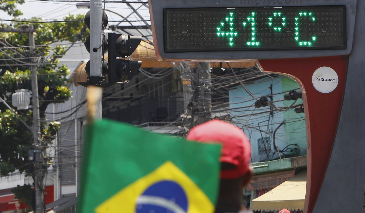 Termômetros chegaram entre 41 a 42 graus no Largo da Batalha, em Niterói, Região Metropolitana do Rio, nesta quinta-feira (20). Foto: Severino Silva/Agência O Dia - Severino Silva/Agência O Dia