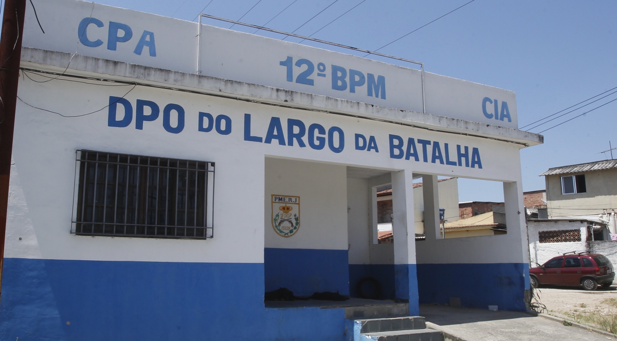 Criminosos armados atacaram a tiros o Destacamento de Policiamento Ostensivo (DPO) do Largo da Batalha, em Niterói, na madrugada desta quinta-feira (20). Em seguida, o bando explodiu uma agência do Bradesco na Estrada Caetano Monteiro, no bairro Badu. Foto: Severino Silva/Agência O Dia