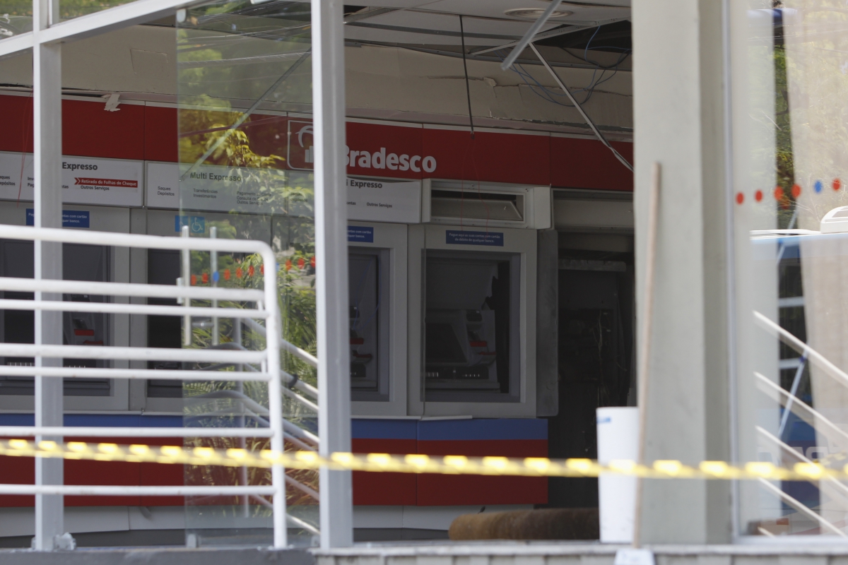 Bandidos metralharam uma cabine da PM na tentativa de assalto a uma agencia do Bradesco no Largo da Batalha
Severino Silva/ Agencia O Dia