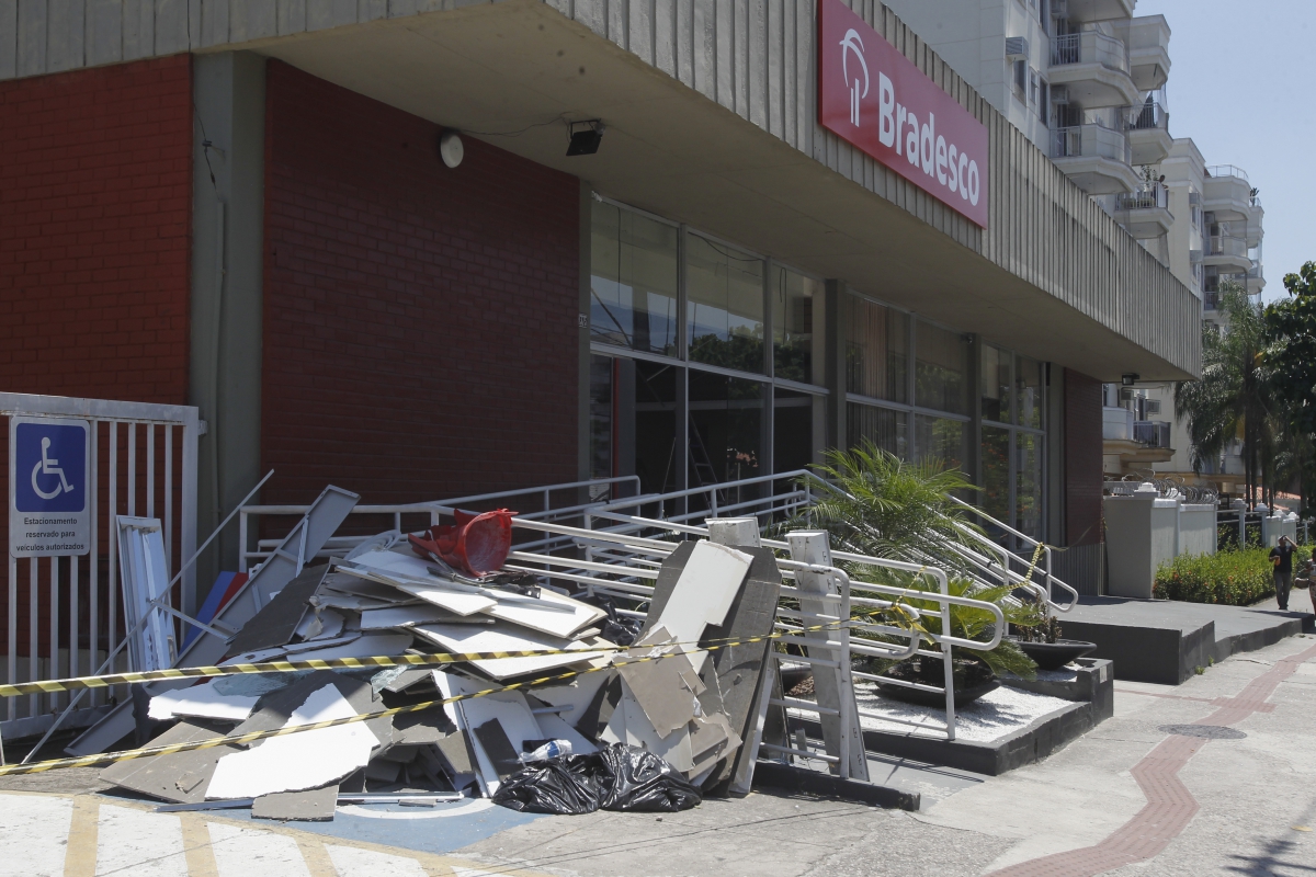 Criminosos armados atacaram a tiros o Destacamento de Policiamento Ostensivo (DPO) do Largo da Batalha, em Niterói, na madrugada desta quinta-feira (20). Em seguida, o bando explodiu uma agência do Bradesco na Estrada Caetano Monteiro, no bairro Badu. Foto: Severino Silva/Agência O Dia