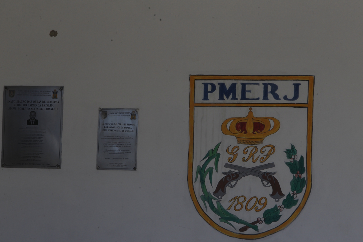 Bandidos metralharam uma cabine da PM na tentativa de assalto a uma agencia do Bradesco no Largo da Batalha,marcas de tiros no dpo
Severino Silva/ Agencia O Dia