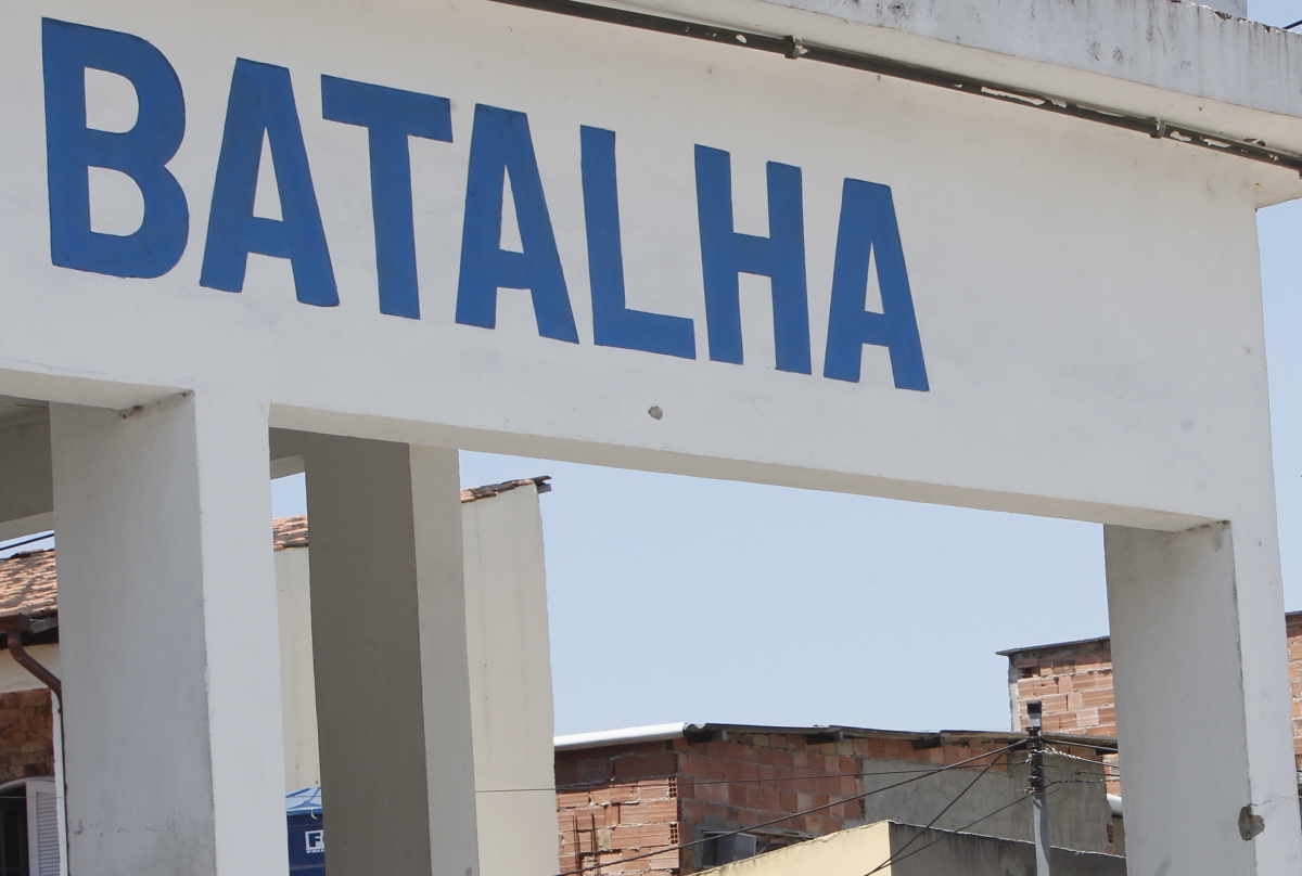 Criminosos armados atacaram a tiros o Destacamento de Policiamento Ostensivo (DPO) do Largo da Batalha, em Niterói, na madrugada desta quinta-feira (20). Em seguida, o bando explodiu uma agência do Bradesco na Estrada Caetano Monteiro, no bairro Badu. Foto: Severino Silva/Agência O Dia