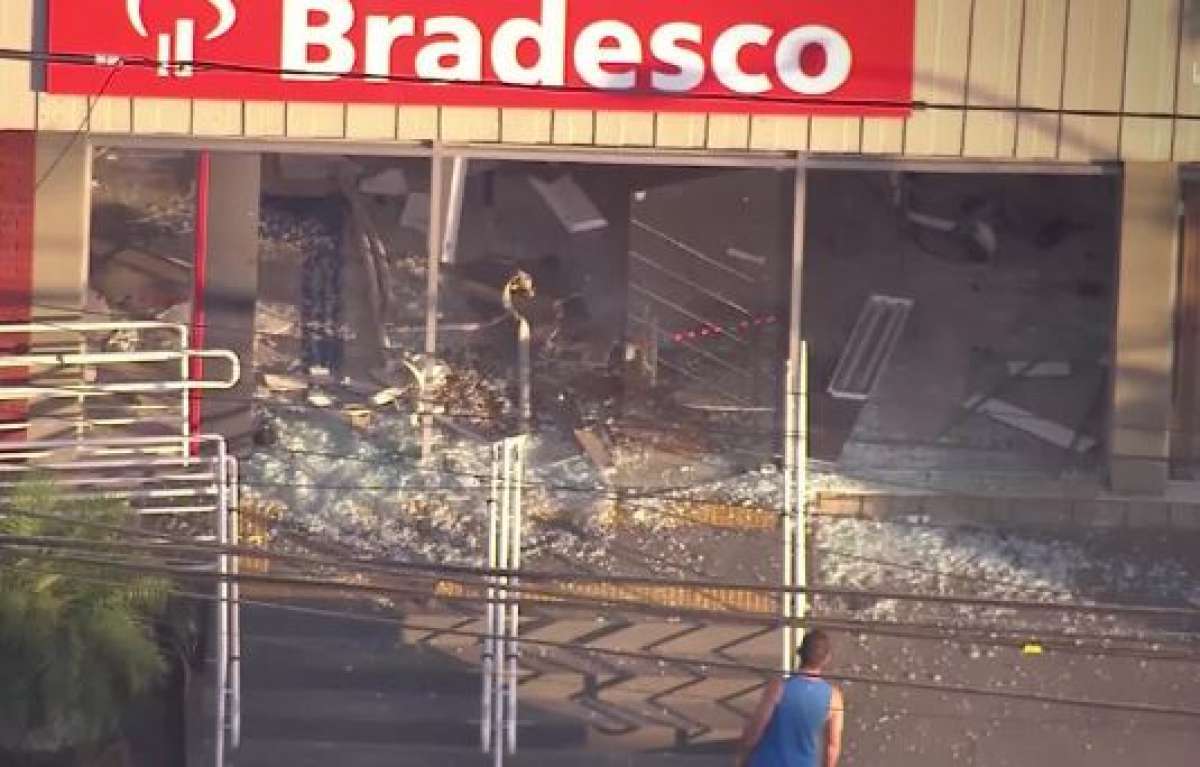 Bandidos atacaram policiais e depois explodiram banco no bairro Badu, em Niterói