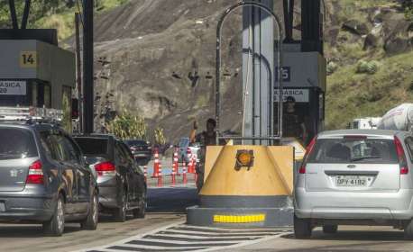 Briga entre ambulantes termina com três homens esfaqueados na praça do pedágio da Linha Amarela