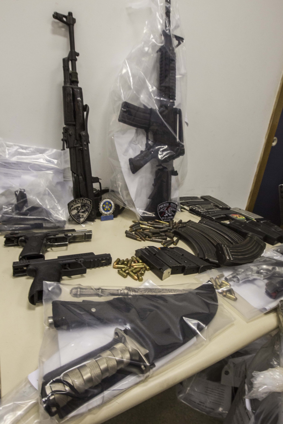 Operacao Heracles onde foram presos 27 pessoas e farto material como carregadores, fuzis, municao e outros. Delegacias DGPB e 50 DP estiveram na acao dessa manha. Rj. 20 de dezembro. Foto Marcio Mercante.