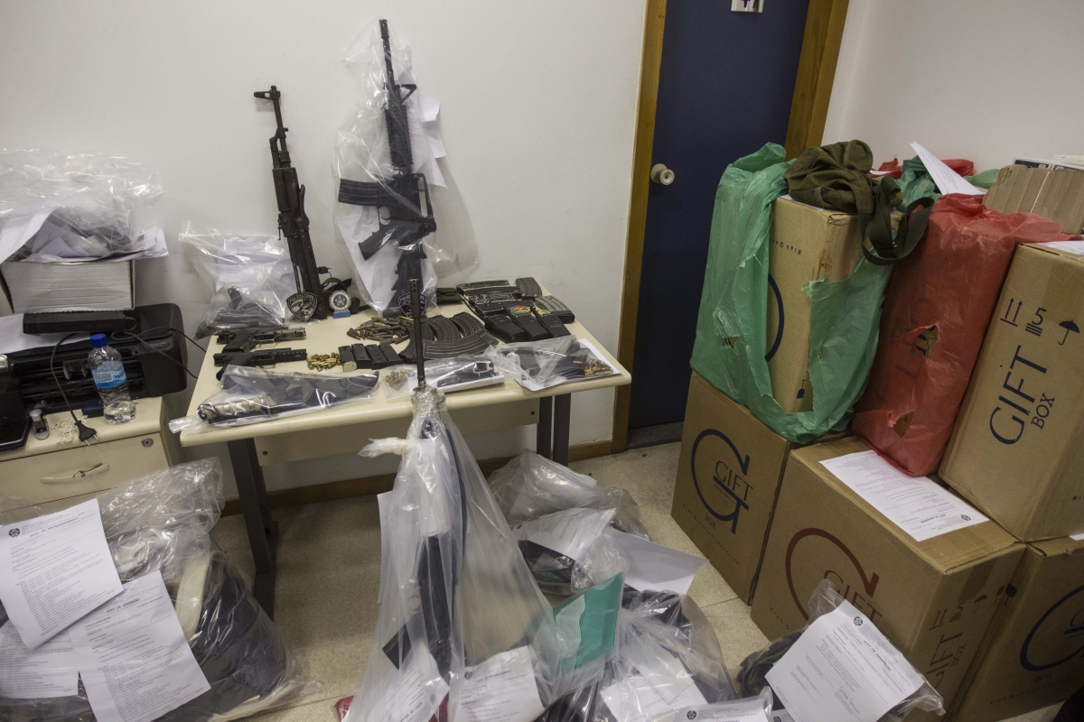 Operacao Heracles onde foram presos 27 pessoas e farto material como carregadores, fuzis, municao e outros. Delegacias DGPB e 50 DP estiveram na acao dessa manha. Rj. 20 de dezembro. Foto Marcio Mercante.