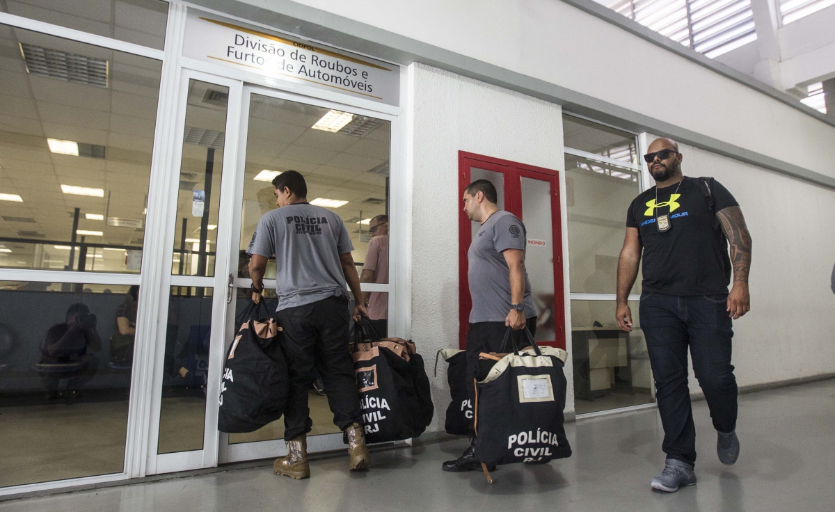 Operacao Heracles onde foram presos 27 pessoas e farto material como carregadores, fuzis, municao e outros. Delegacias DGPB e 50 DP estiveram na acao dessa manha. Rj. 20 de dezembro. Foto Marcio Mercante.