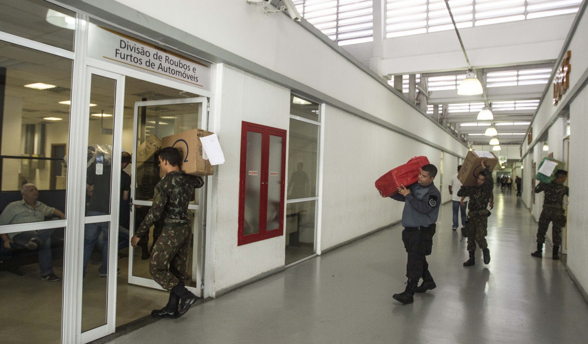 Operacao Heracles onde foram presos 27 pessoas e farto material como carregadores, fuzis, municao e outros. Delegacias DGPB e 50 DP estiveram na acao dessa manha. Rj. 20 de dezembro. Foto Marcio Mercante.