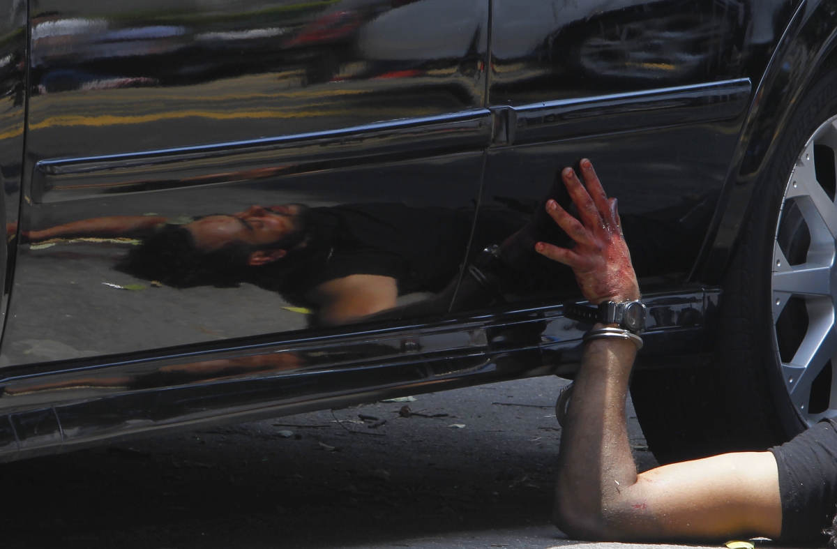 Tiroteio e morte no Centro do Rio, morto na porta da delegacia, Valdecir de Jesuis,chorando filho da vitima,Vladimir teixeira de Jesuis,ainda com algema no bra?o o causador do comfronto, ainda n?o identificado,
Severino Silva/ Agencia O Dia