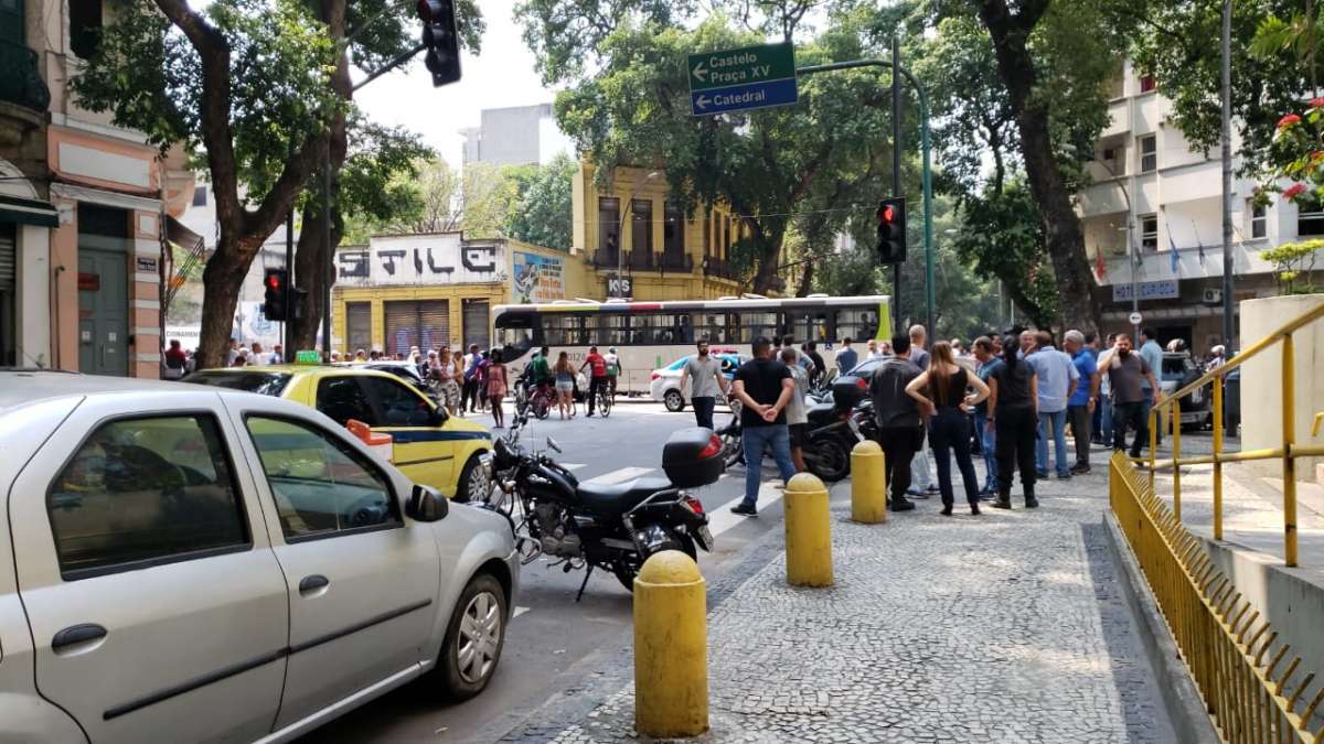 Tiroteio aconteceu em frente à sede da Polícia Civil e da 5ª DP, no Centro do Rio
